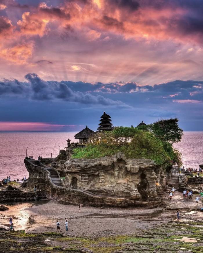 Đền Tanah Lot – Ngôi đền trên biển đẹp huyền ảo của Bali