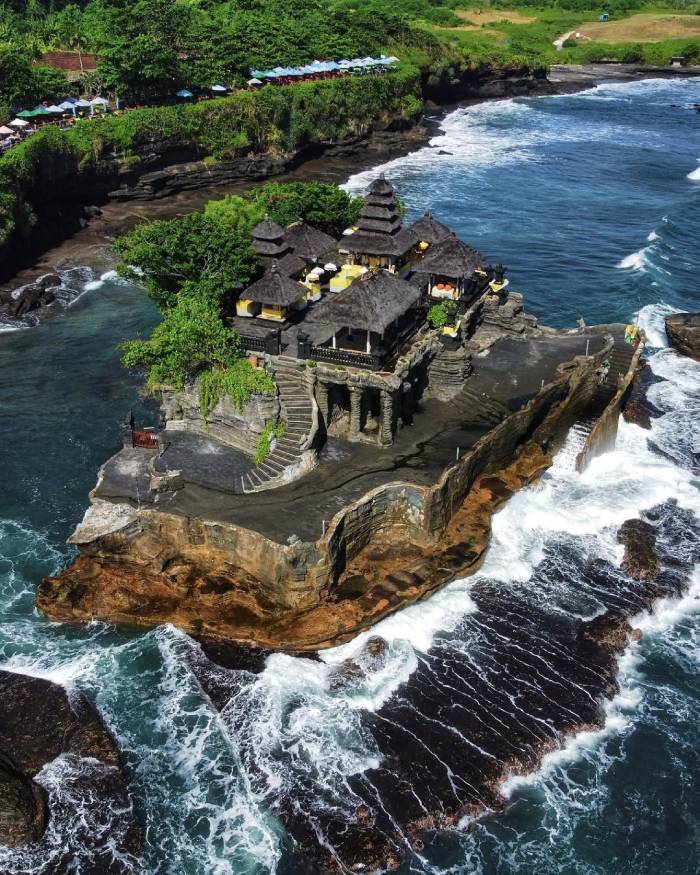 Đền Tanah Lot – Ngôi đền trên biển đẹp huyền ảo của Bali