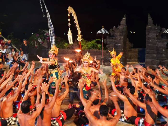 Những trải nghiệm không thể bỏ lỡ tại đền Uluwatu