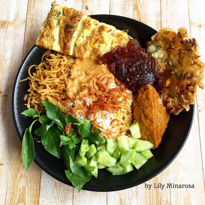 Món cơm Nasi Ulam Betawi thơm ngon đầy đặn năng lượng. Nguồn: lilyminarosa
