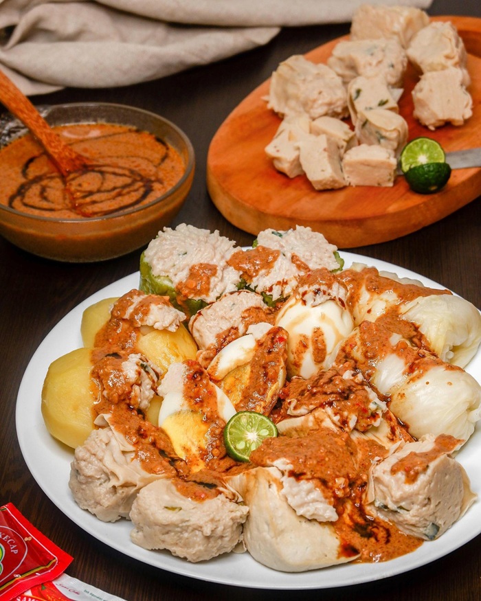 Thưởng thức Siomay cá hấp thơm mềm kèm bắp cải đậu phụ. Nguồn: bullyyourbelly