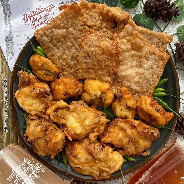 Ăn gì ở Jakarta? Đặc sản đồ chiên Gorengan thơm ngon đậm chất đường phố. Nguồn: levina_eat