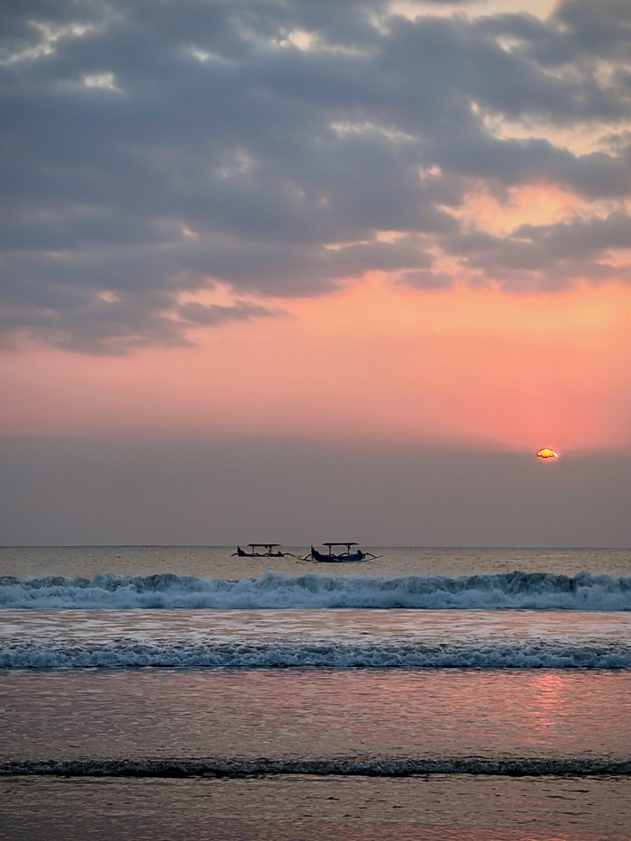 Kuta Beach: Bãi biển tuyệt vời để ngắm hoàng hôn Bali. Nguồn: themrsburnet