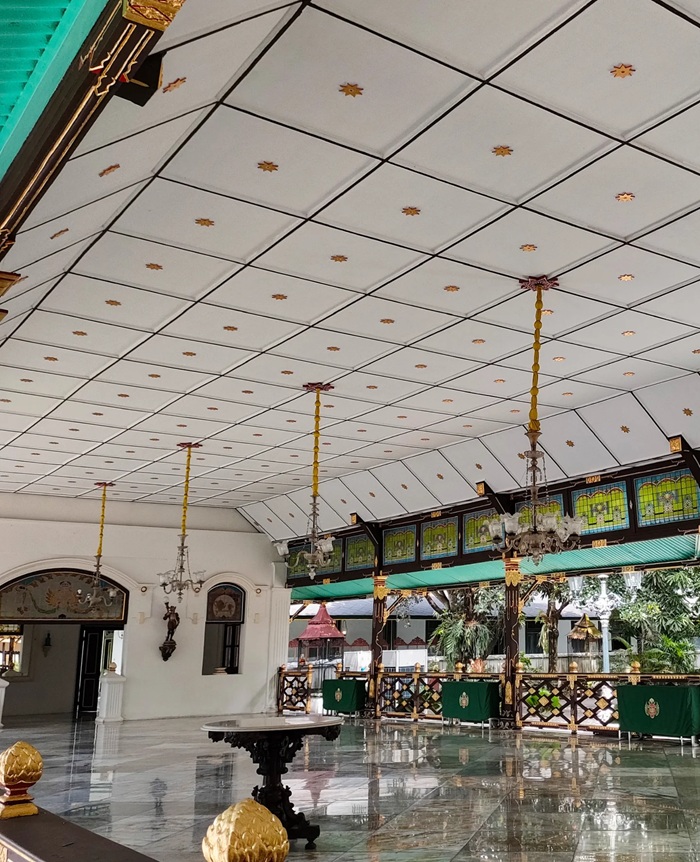 Khám phá cung điện hoàng gia Keraton mang đậm nét kiến trúc Java truyền thống. Nguồn: bimksma