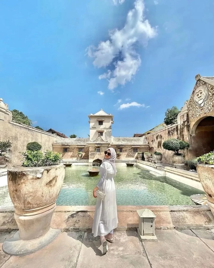 Vẻ đẹp kiến trúc mê cung cổ kính tại vườn nước hoàng gia Taman Sari. Nguồn: staycationjogja và jogja_event_tour