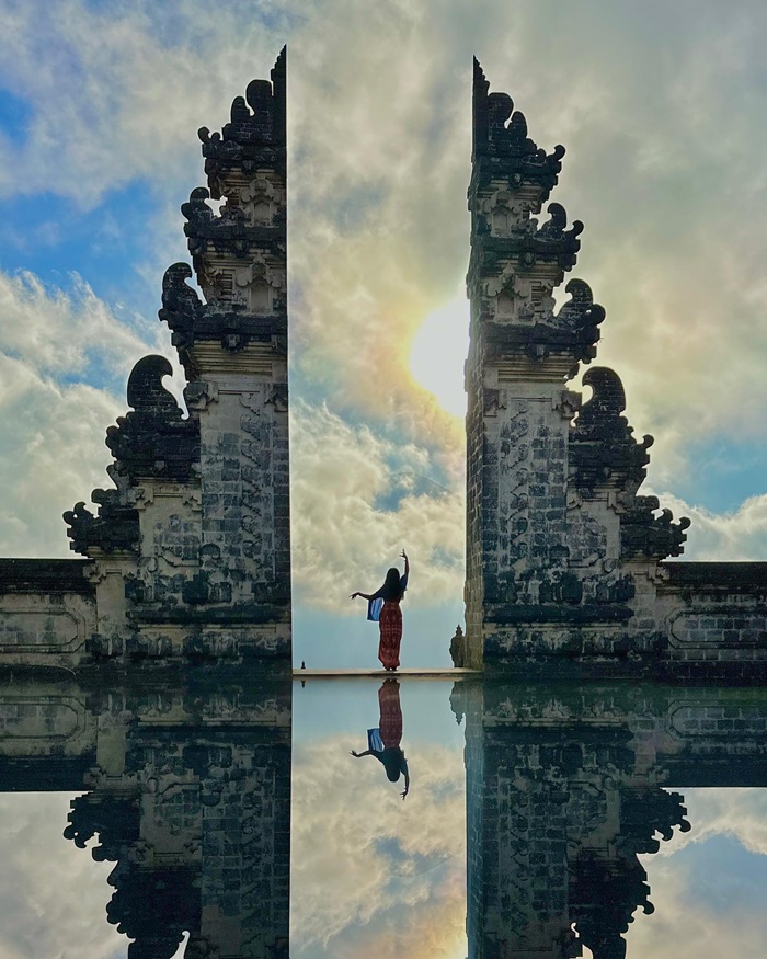 Cổng trời Bali tạo nên khung hình check-in giữa thiên nhiên hùng vĩ. Nguồn: foodie_nishi