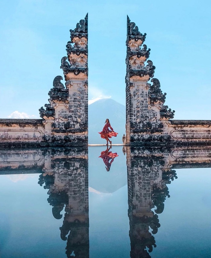 Ngắm cảnh thiên nhiên Bali từ cánh cổng đá truyền thống độc đáo. Nguồn: duygunundunyasinayolculuk