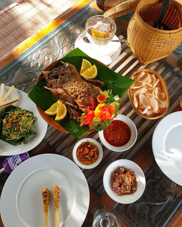 Khám phá món Bebek Betutu vịt hầm gia vị mềm thơm tại Bali. Nguồn: bebekbengilrestaurant