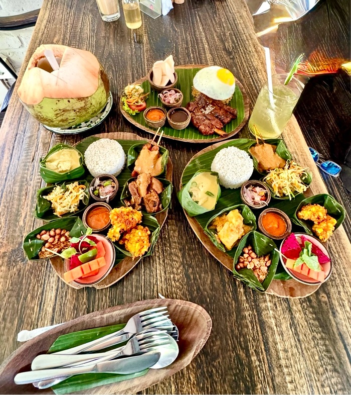 Trải nghiệm ẩm thực phù hợp với nhiều sở thích khi đến Bali. Nguồn: mr_botak_in_bali và compoundwarung
