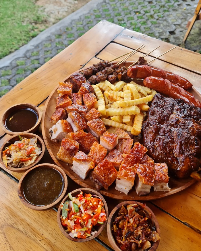 Thưởng thức Babi Guling heo quay giòn bì đậm đà nổi tiếng Bali. Nguồn: rafbabikrispi
