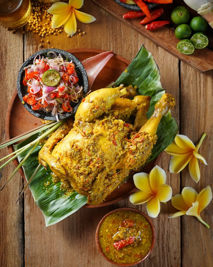 Thử ngay Ayam Betutu gà hầm gia vị truyền thống khi du lịch. Nguồn: rr.creative_studio