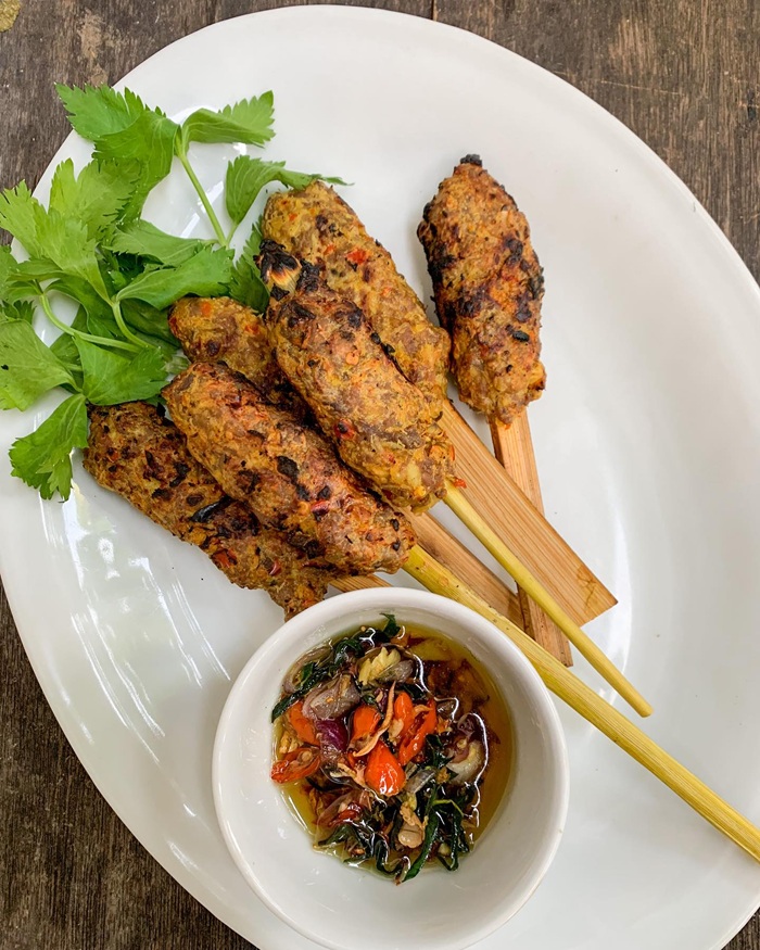 Đặc sản Sate Lilit thịt nướng cuốn que thơm lừng xứ Bali. Nguồn: winnipk