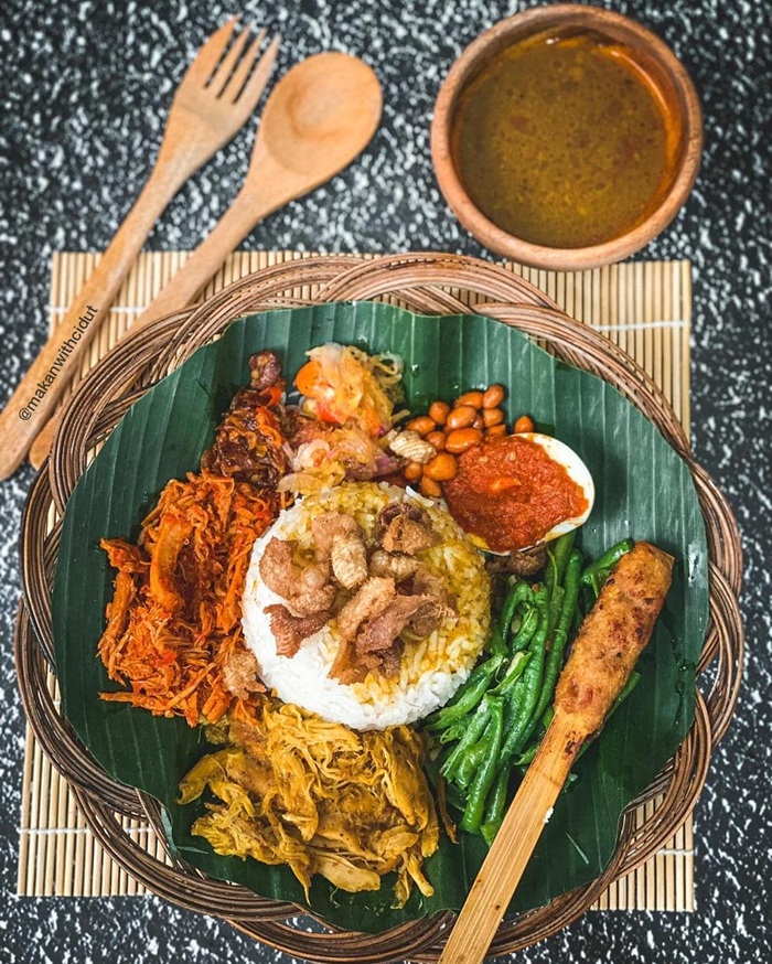 Đĩa Nasi Campur Bali cơm thập cẩm nhiều hương vị hấp dẫn. Nguồn: berugaklombok_glc